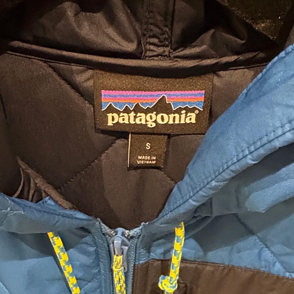 Patagonia Women's Blue and Navy Puffer Jacket - Picture 2 of 6